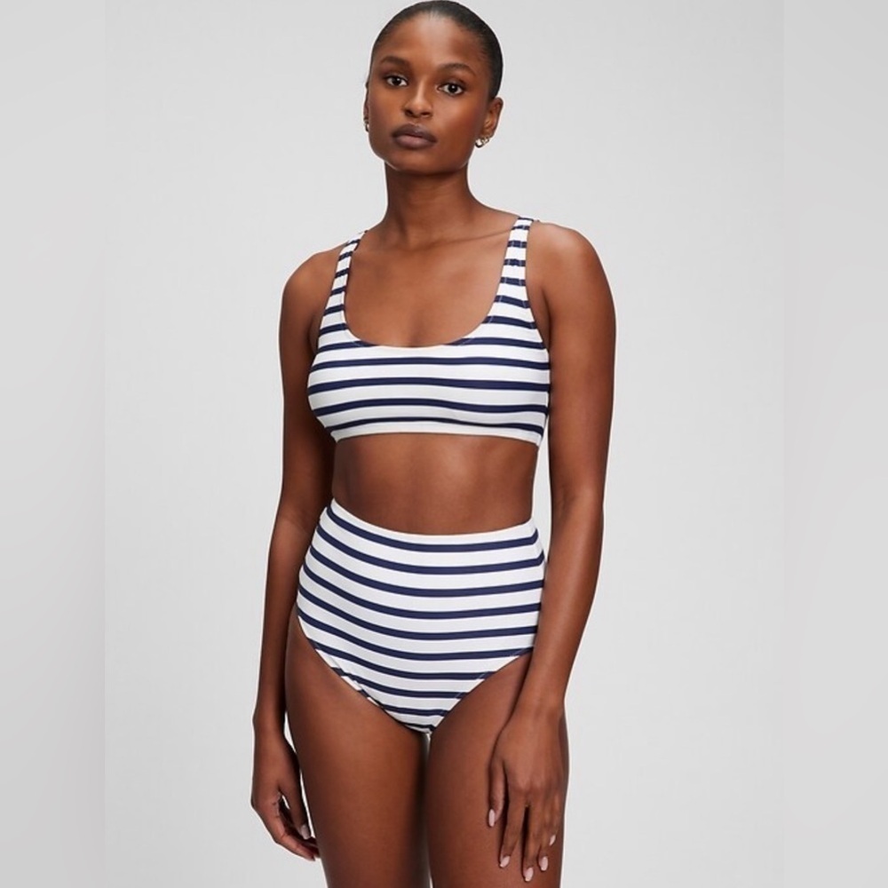 GAP Navy Blue and White Stripe Scoopneck Bikini Top - Size Small🌻